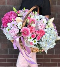 Композиция солнечный день в Старице Цветочная композиция из Розы, Хризантемы, Пионы и Лизиантусы в корзине в Старице