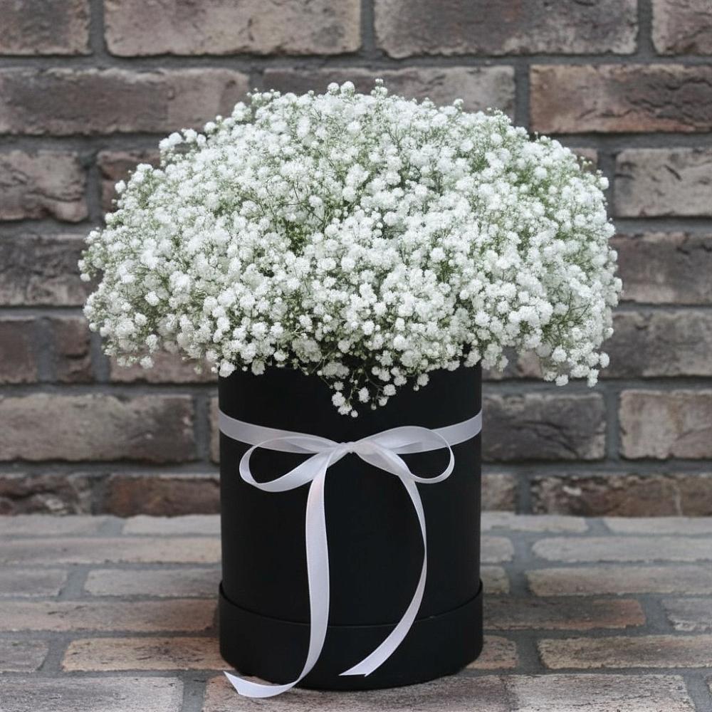 Цветочная композиция из Гипсофила в шляпной коробке в Старице