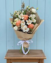 Букет цветов из:  Альстромерии, Лизиантусы, Розы и Хризантемы в Старице