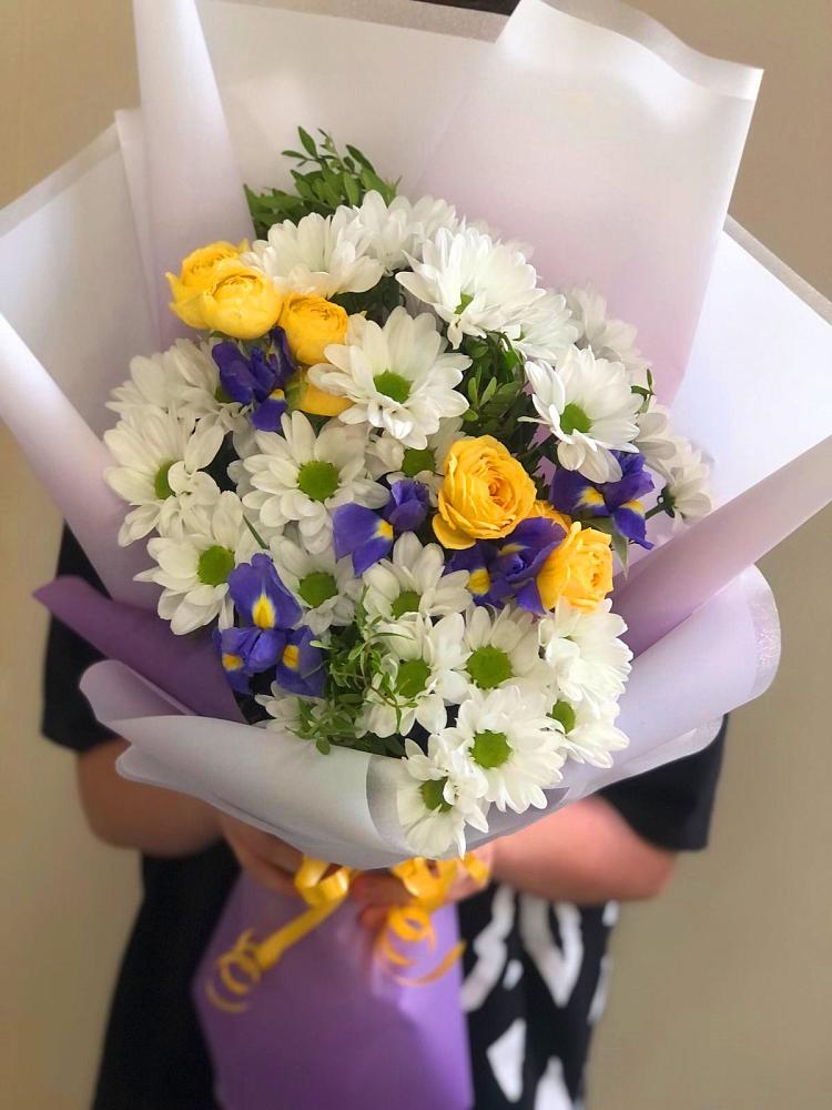 Букет цветов из: Ирисы, Хризантемы и Розы в Старице