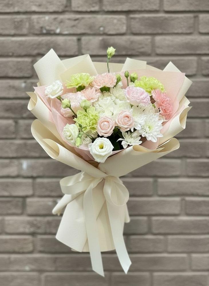 Букет цветов из: Гвоздики, Розы, Лизиантусы и Хризантемы в Старице