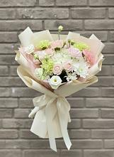 Букет цветов из:  Гвоздики, Розы, Лизиантусы и Хризантемы в Старице