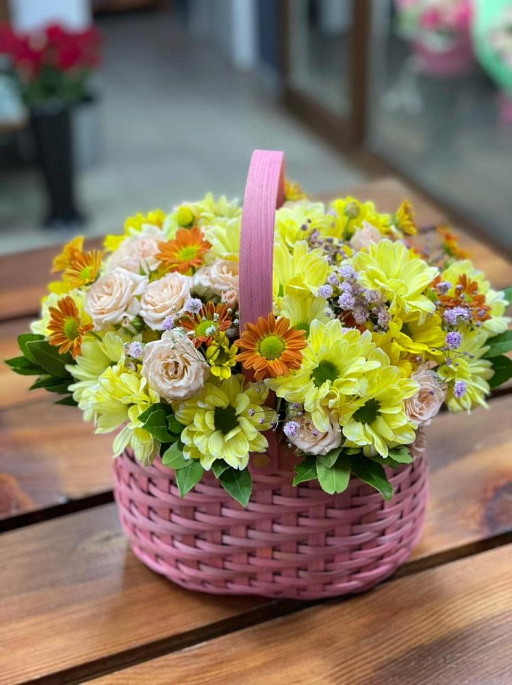 Цветочная композиция из Хризантемы и Розы в корзине в Старице