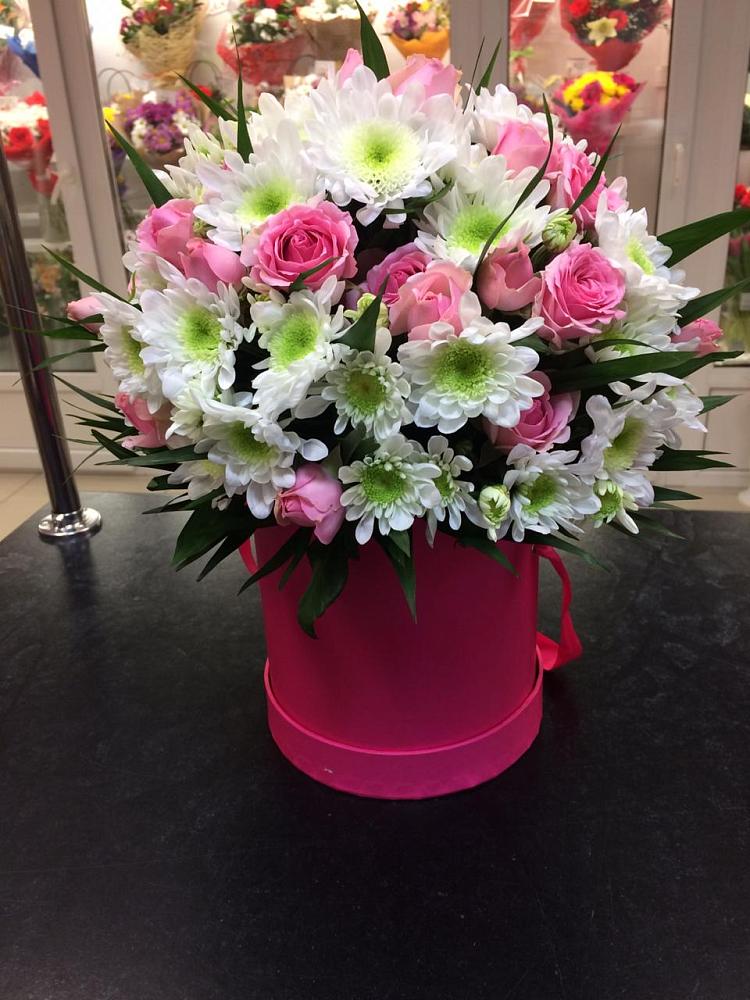 Цветочная композиция из Розы и Хризантемы в шляпной коробке в Старице