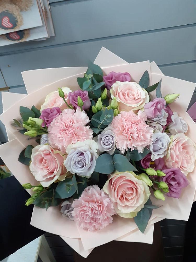 Букет цветов из: Розы, Гвоздики и Лизиантусы в Старице