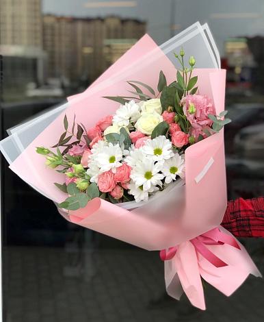 Букет цветов из: Розы, Лизиантусы и Хризантемы в Старице
