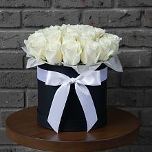 Цветочная композиция из Розы в шляпной коробке в Старице